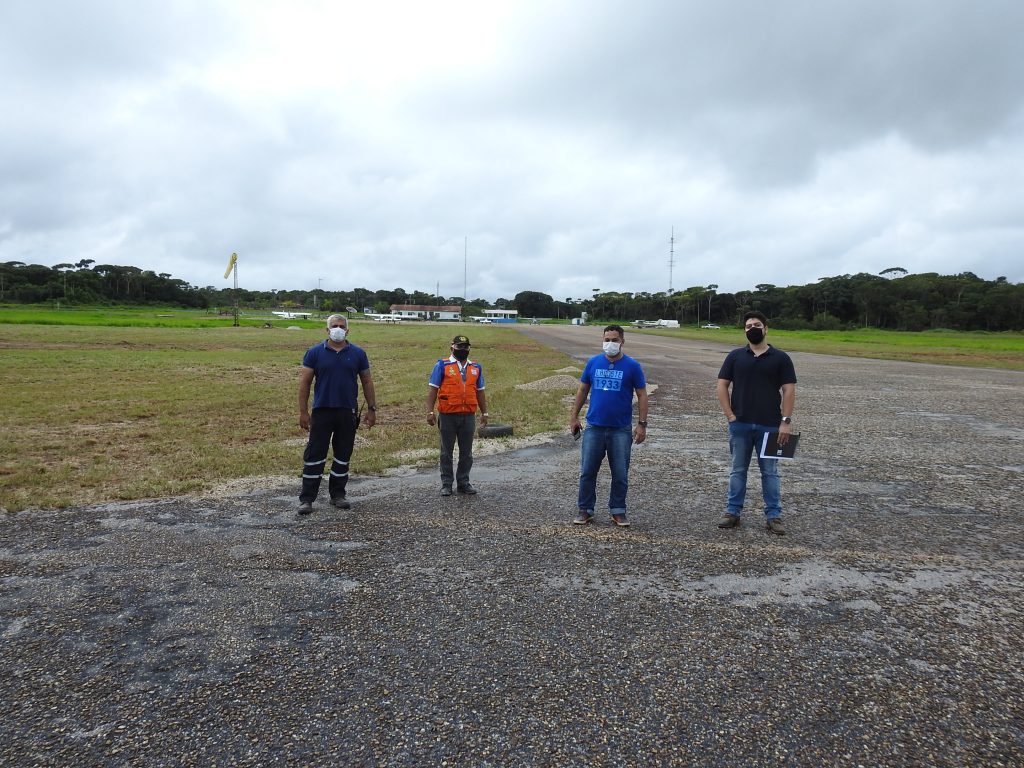 Engenheiros civis fazem levantamento no aeroporto municipal