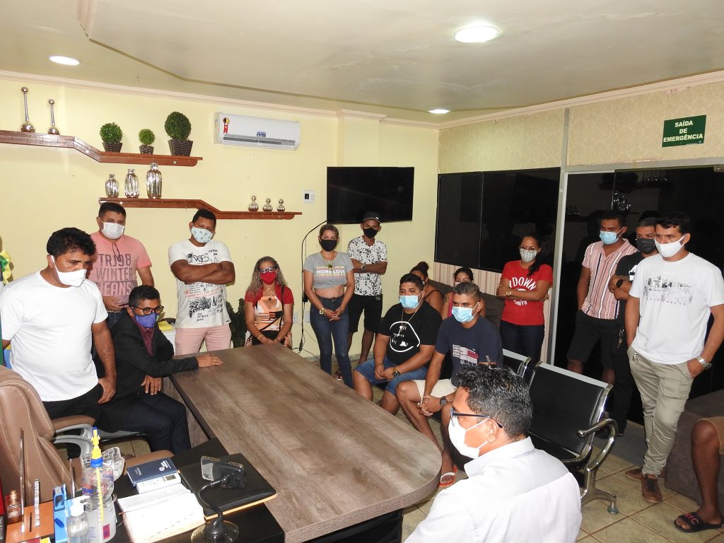 Proprietários de bares e promotores de eventos reuniram com o prefeito Valdo do posto para saber sobre o novo decreto