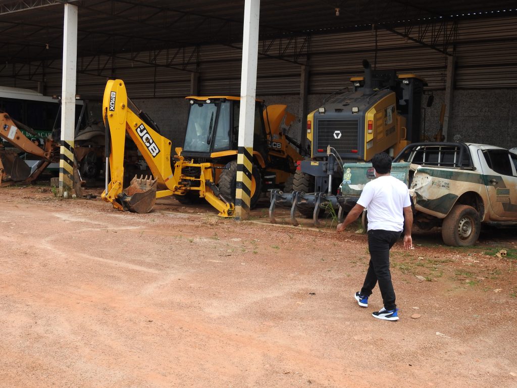 Prefeito Valdo do Posto visitou a oficina da secretaria de obras para fiscalizar a manutenção dos maquinários