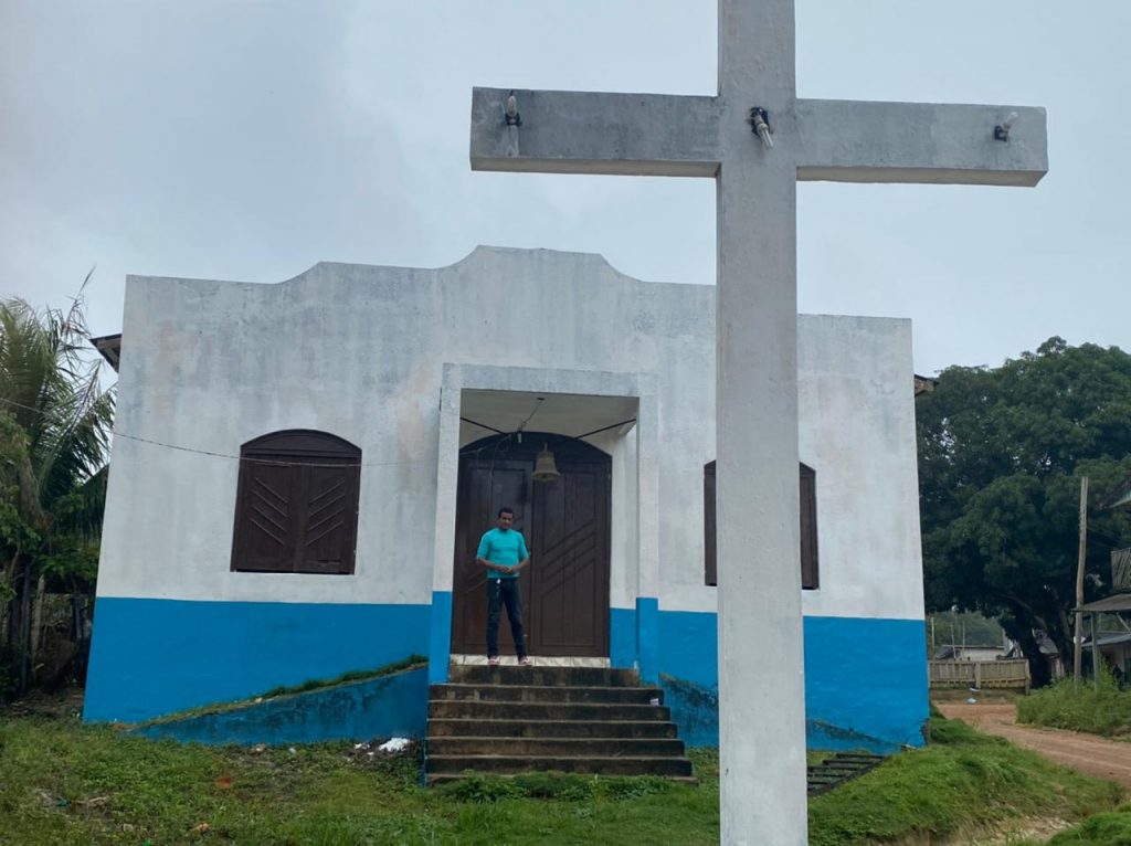 Prefeitura de Jacareacanga reforma pintura da igreja de São José