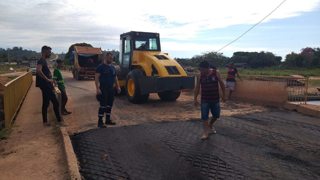SECREATARIA DE OBRAS TAPA BURACO DA PONTE DE CONCRETO QUE DAR ACESSO AO BAIRRO SÃO FRANCISCO