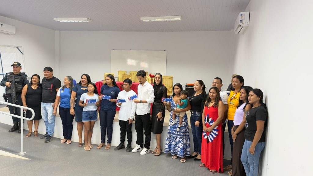 Alunos de Jacareacanga recebem cheques do programa Bora Estudar