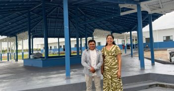 Prefeito Valdo vistoria obra de escola na aldeia Karapanatuba no Dia do Trabalhador