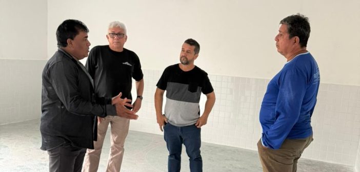 Prefeito Valdo do Posto acompanha fase final das obras da nova creche do bairro São Pedro